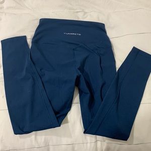 Super cute blue unxpctd leggings, size medium